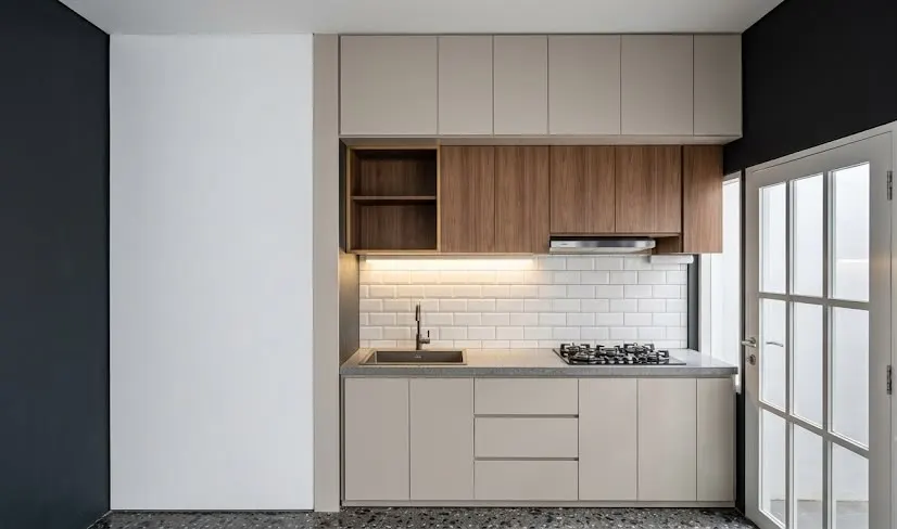 Desain dapur dan ruang cuci dengan kabinet built-in dan panel kayu (4)