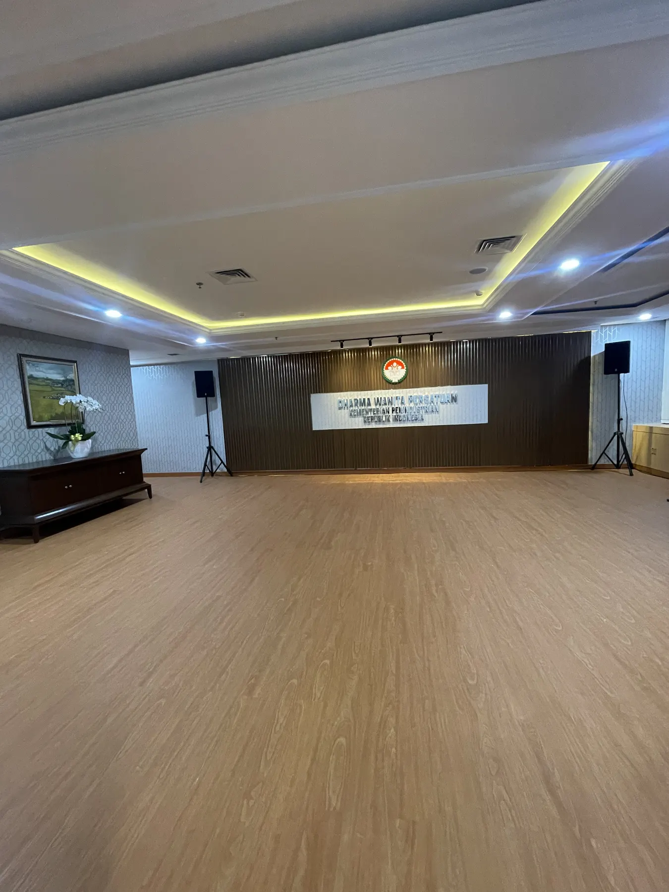 Interior kantor eksekutif dengan lantai kayu, plafon drop, dan ruang rapat (1)