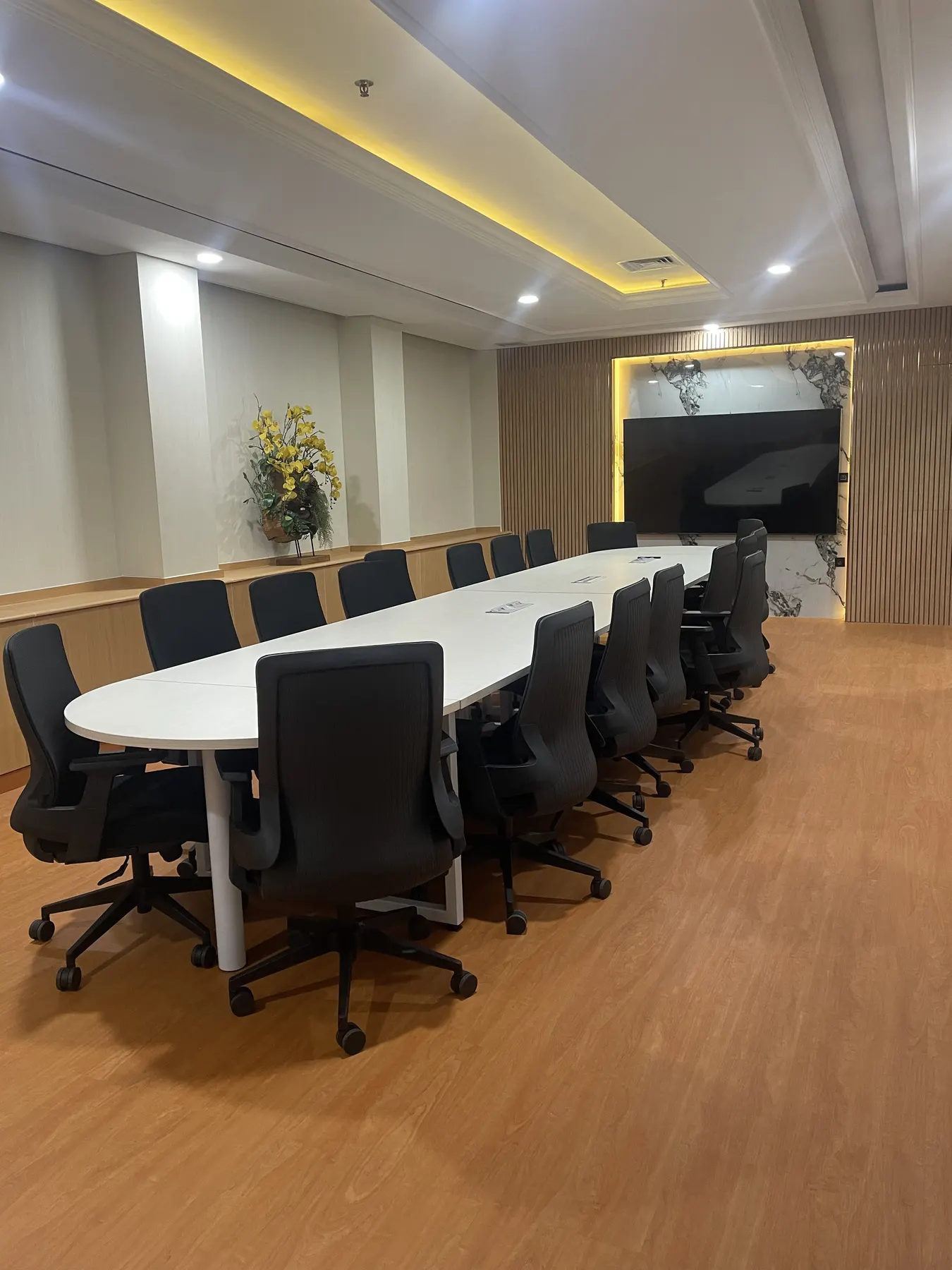 Interior kantor eksekutif dengan lantai kayu, plafon drop, dan ruang rapat (2)