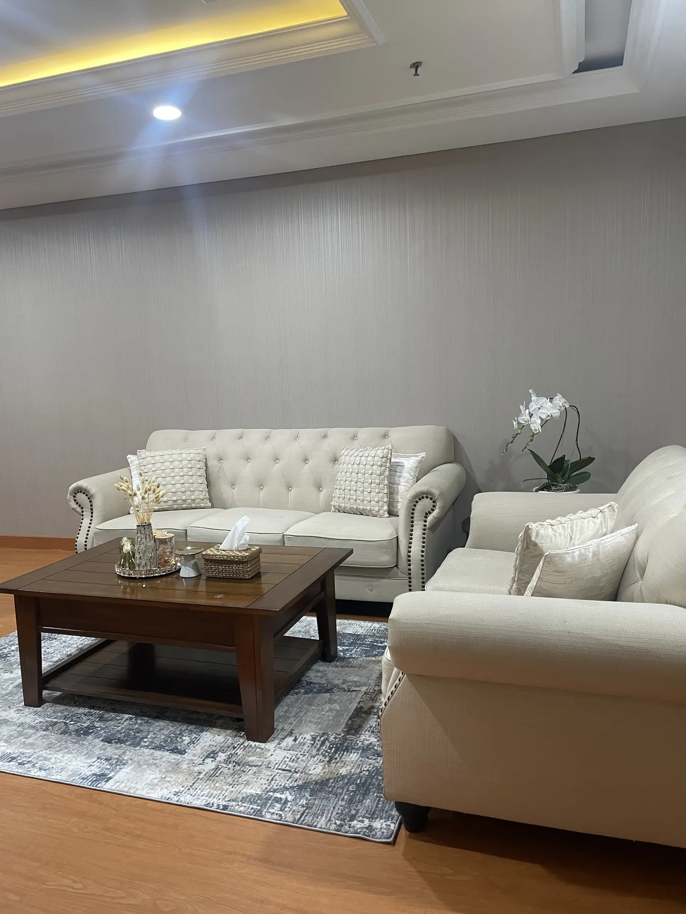 Interior kantor eksekutif dengan lantai kayu, plafon drop, dan ruang rapat (3)
