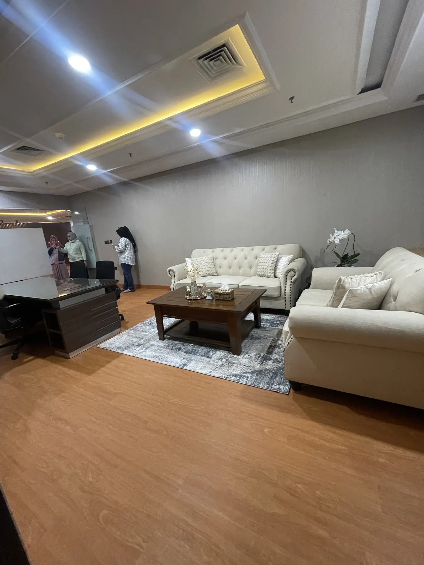 Interior kantor eksekutif dengan lantai kayu, plafon drop, dan ruang rapat (4)