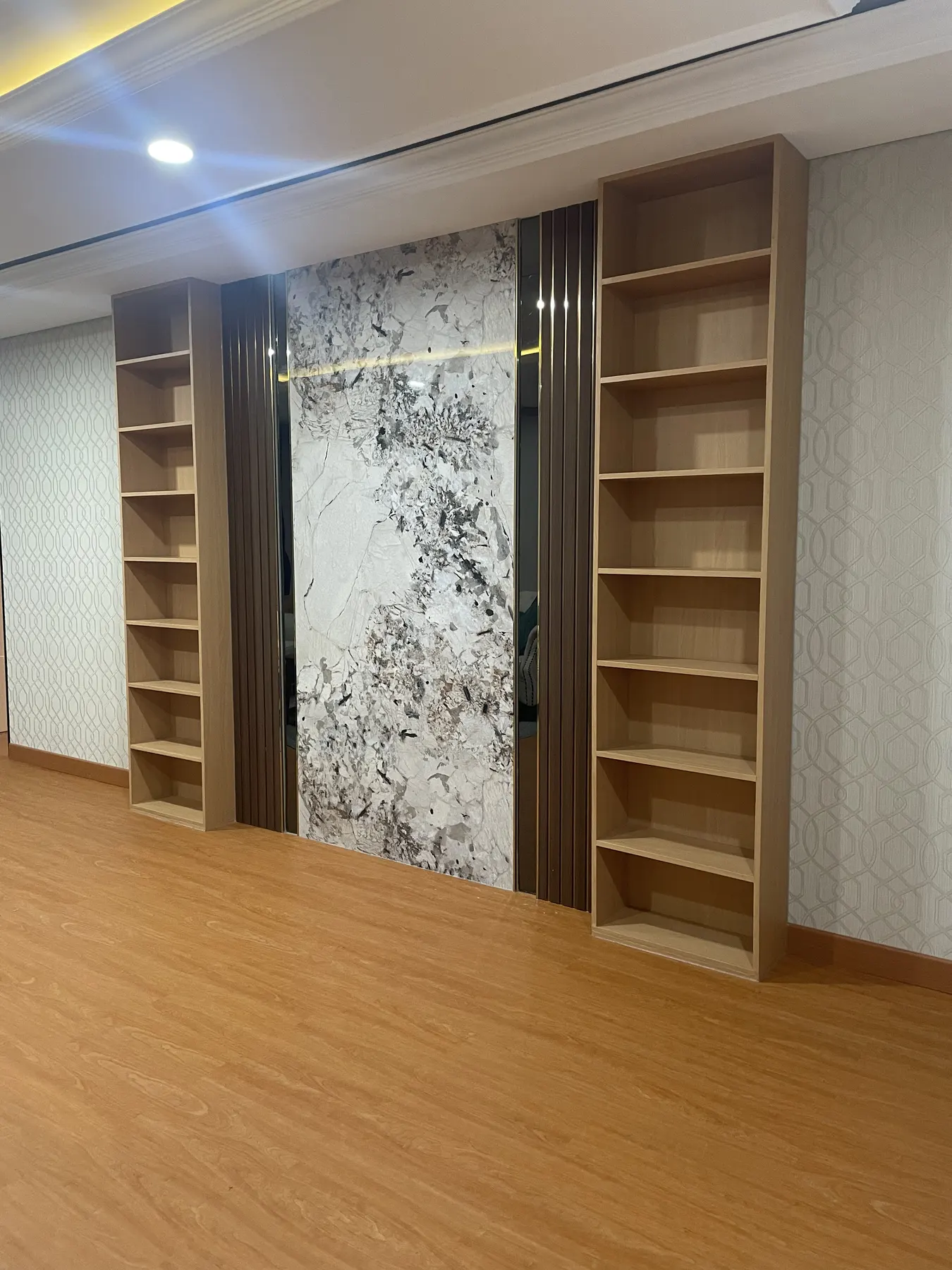 Interior kantor eksekutif dengan lantai kayu, plafon drop, dan ruang rapat (5)
