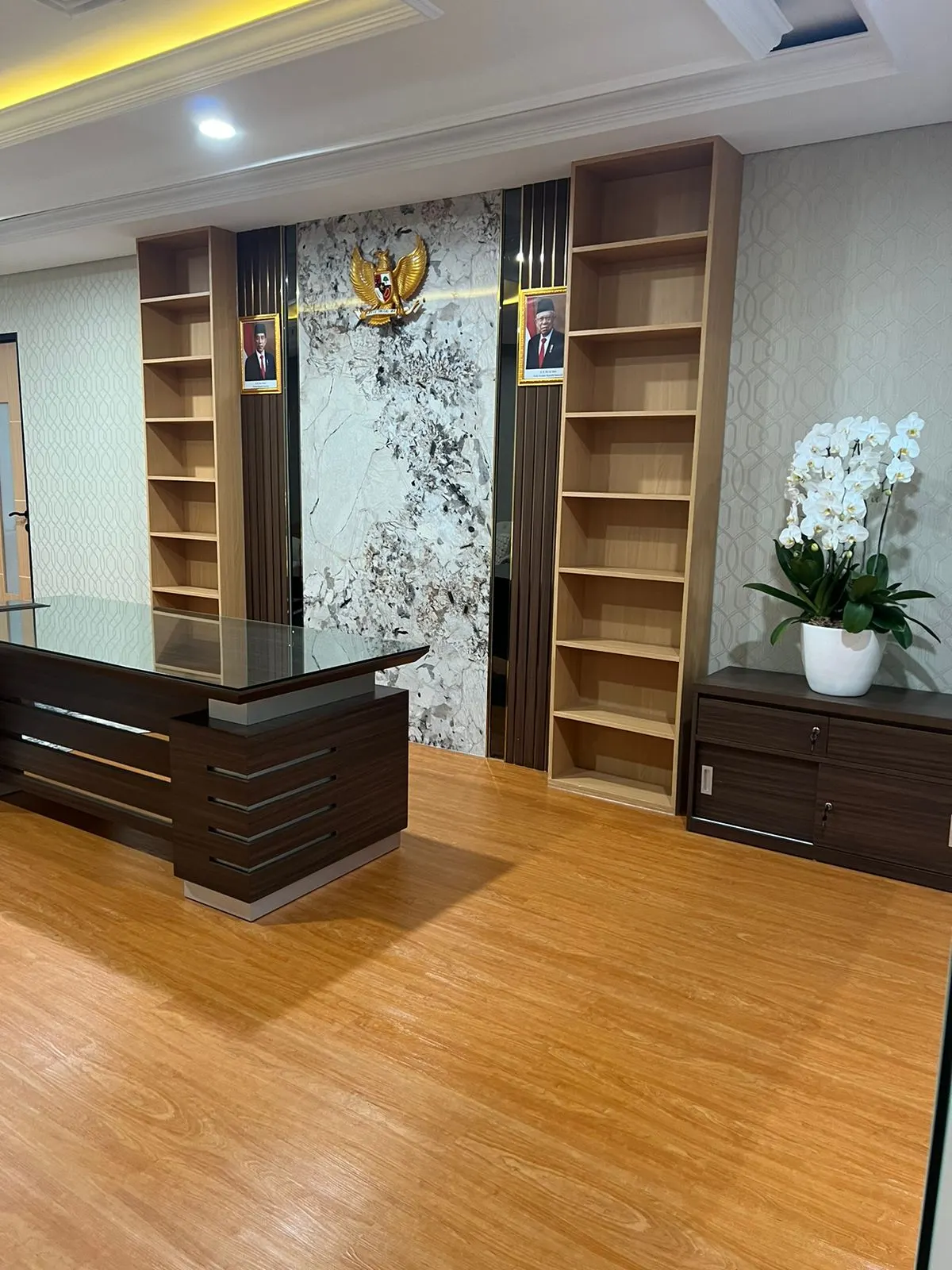 Interior kantor eksekutif dengan lantai kayu, plafon drop, dan ruang rapat (6)