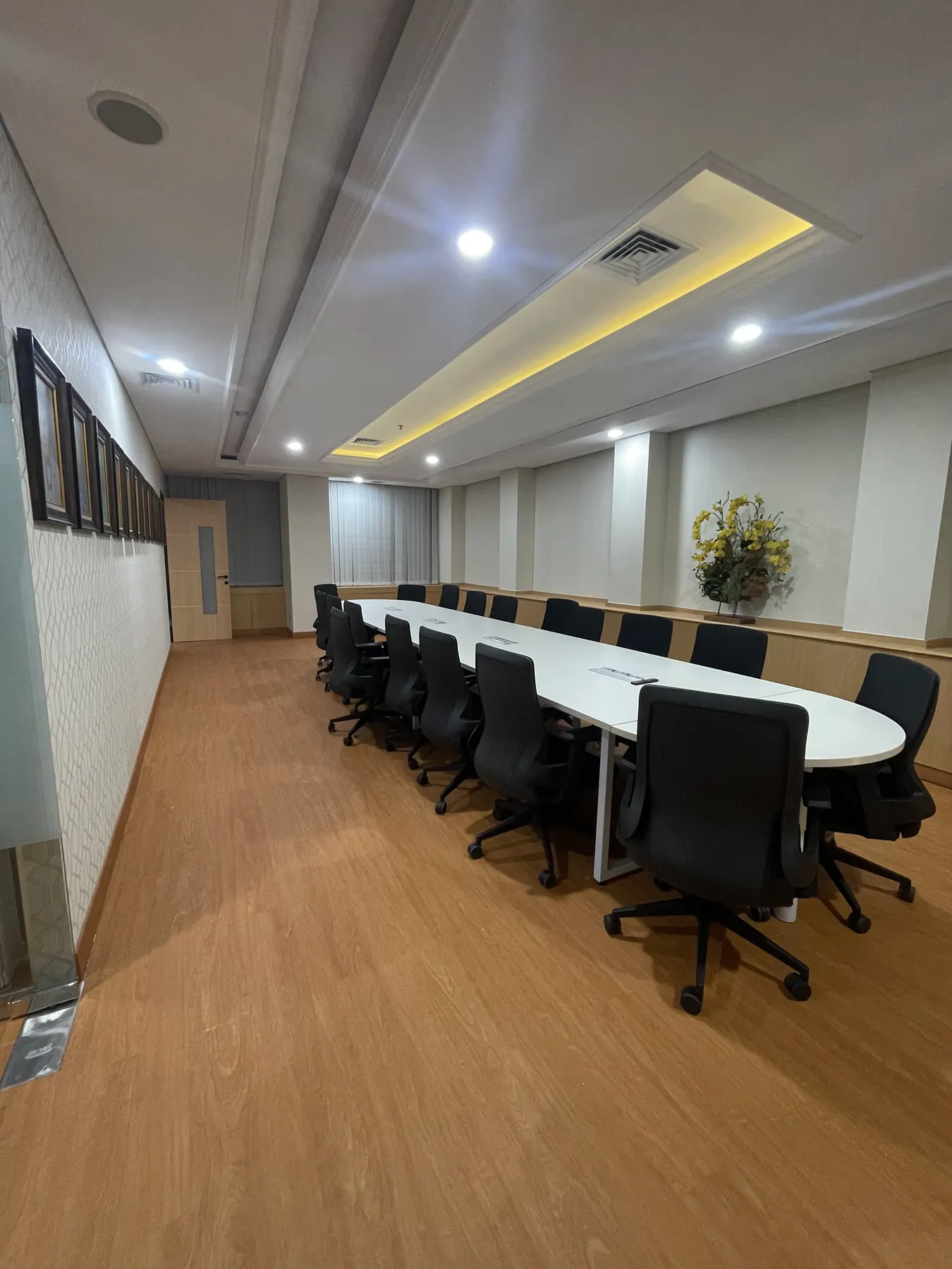Interior kantor eksekutif dengan lantai kayu, plafon drop, dan ruang rapat (7)