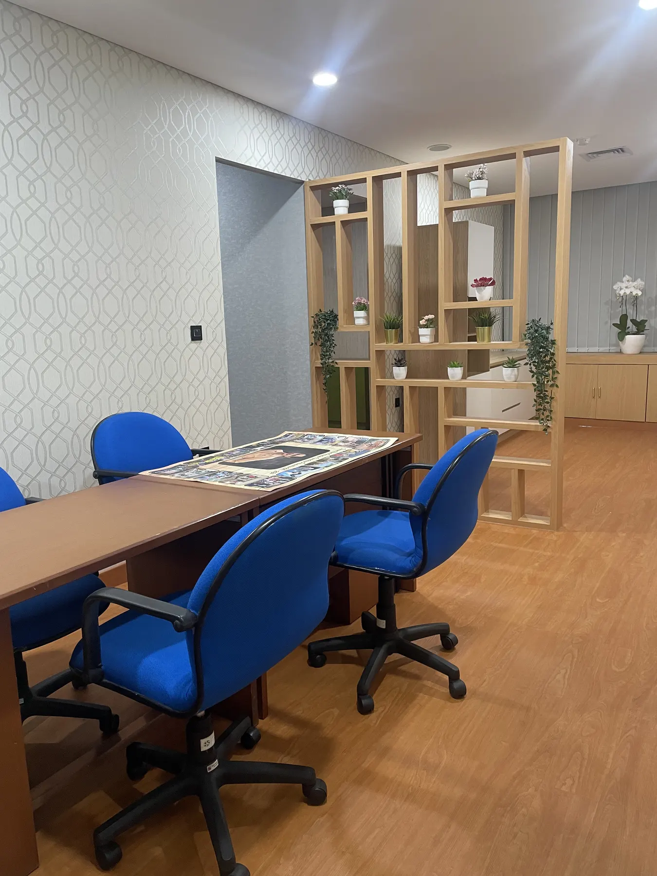 Interior kantor eksekutif dengan lantai kayu, plafon drop, dan ruang rapat (8)