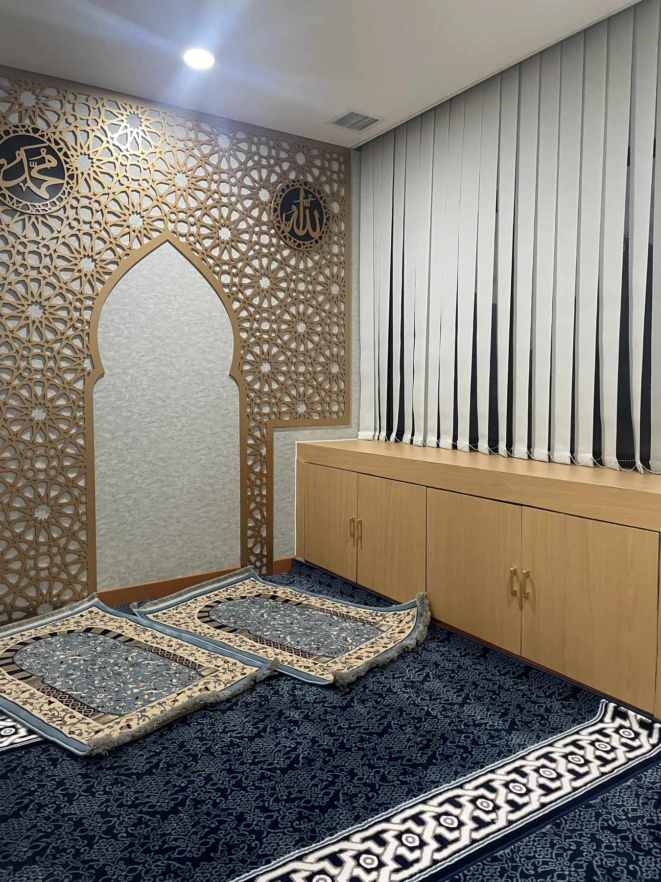 Interior kantor eksekutif dengan lantai kayu, plafon drop, dan ruang rapat (9)