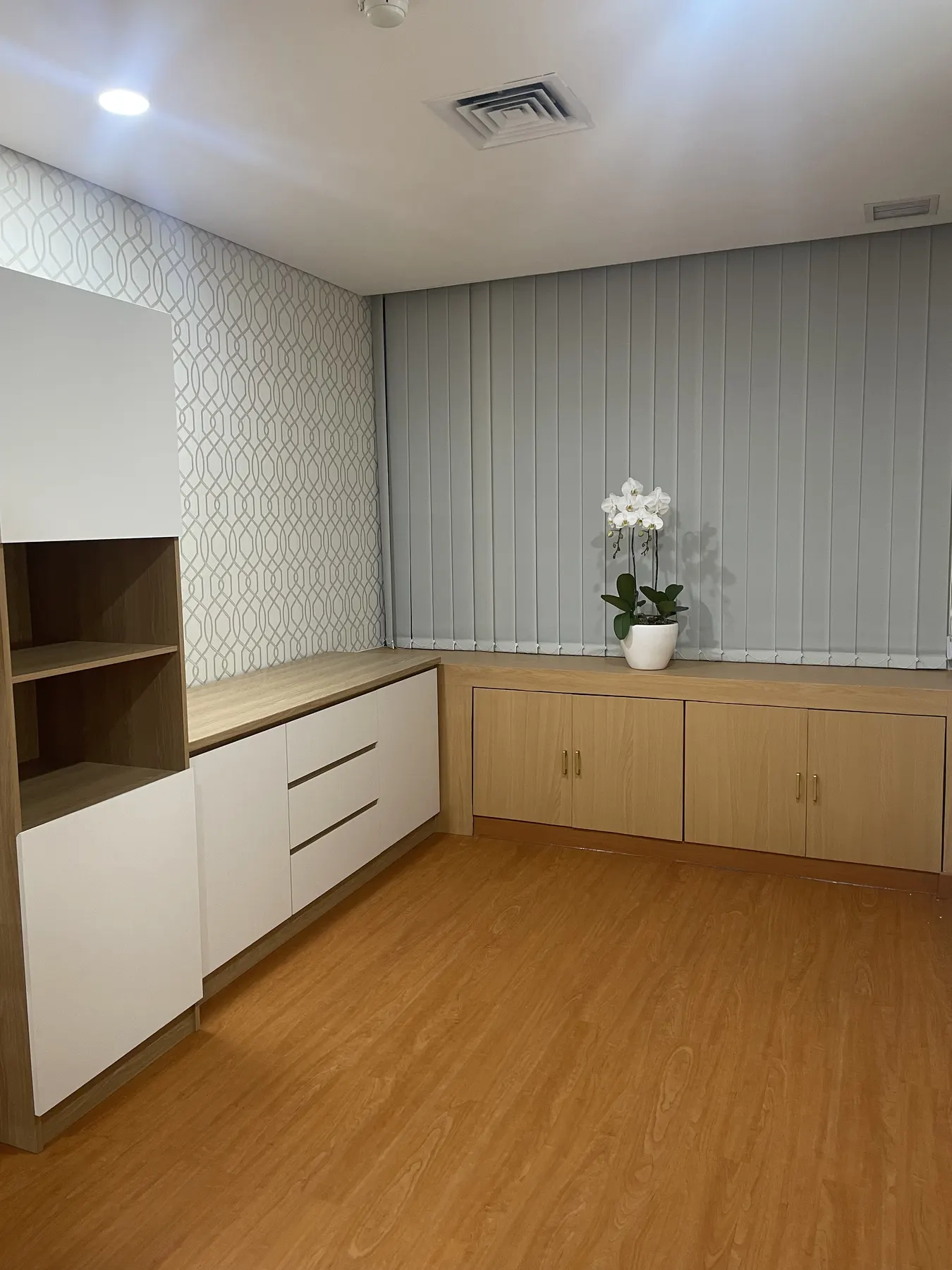 Interior kantor eksekutif dengan lantai kayu, plafon drop, dan ruang rapat (10)