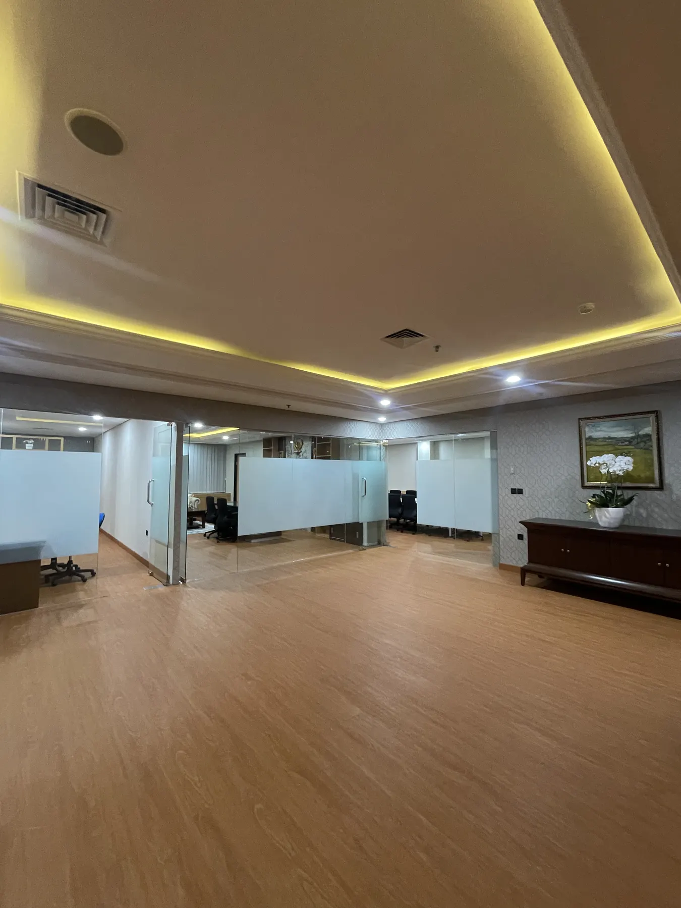 Interior kantor eksekutif dengan lantai kayu, plafon drop, dan ruang rapat (11)